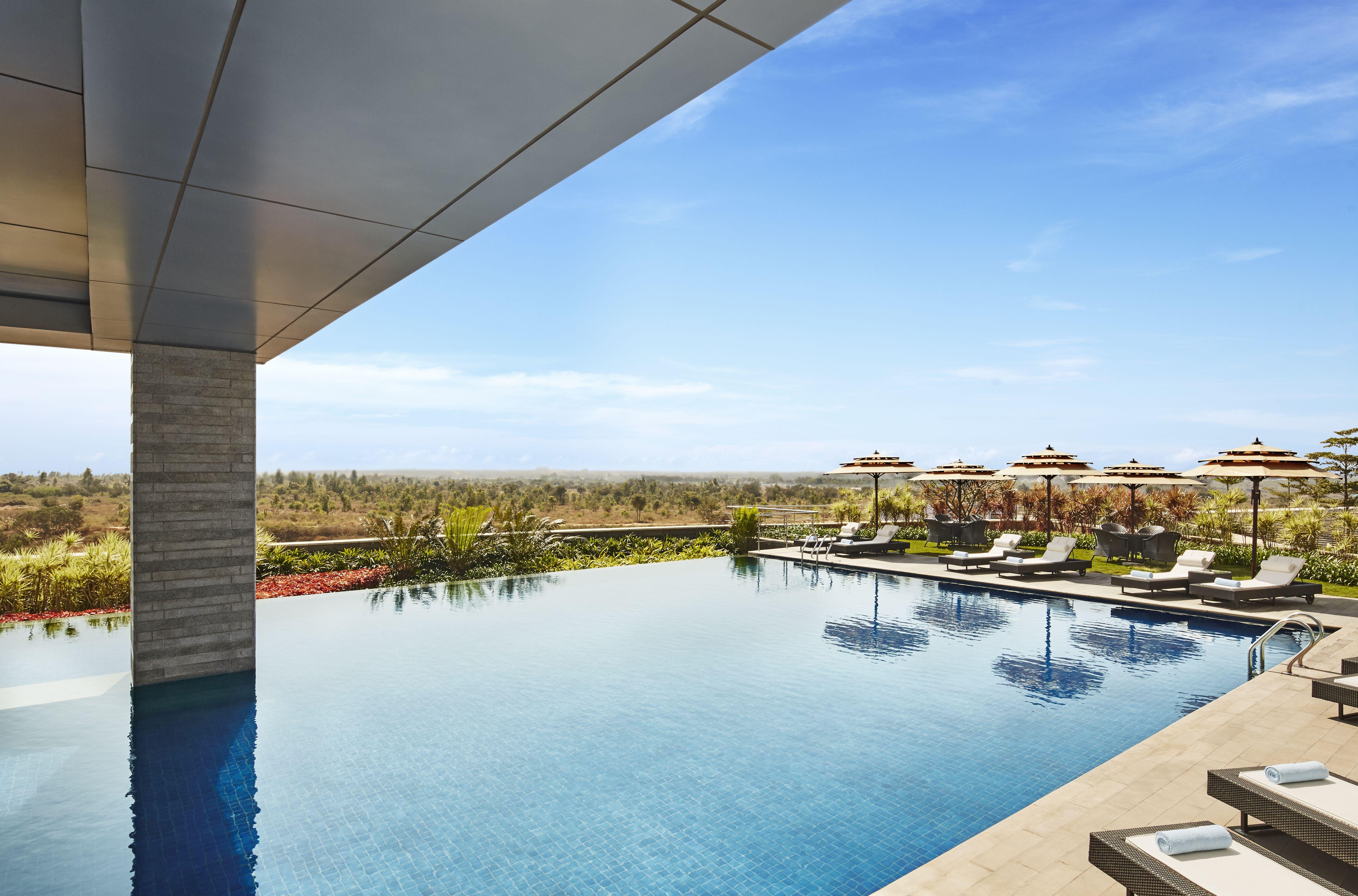 Taj Bangalore Devanahalli Kültér fotó The pool at the Westin Hyderabad