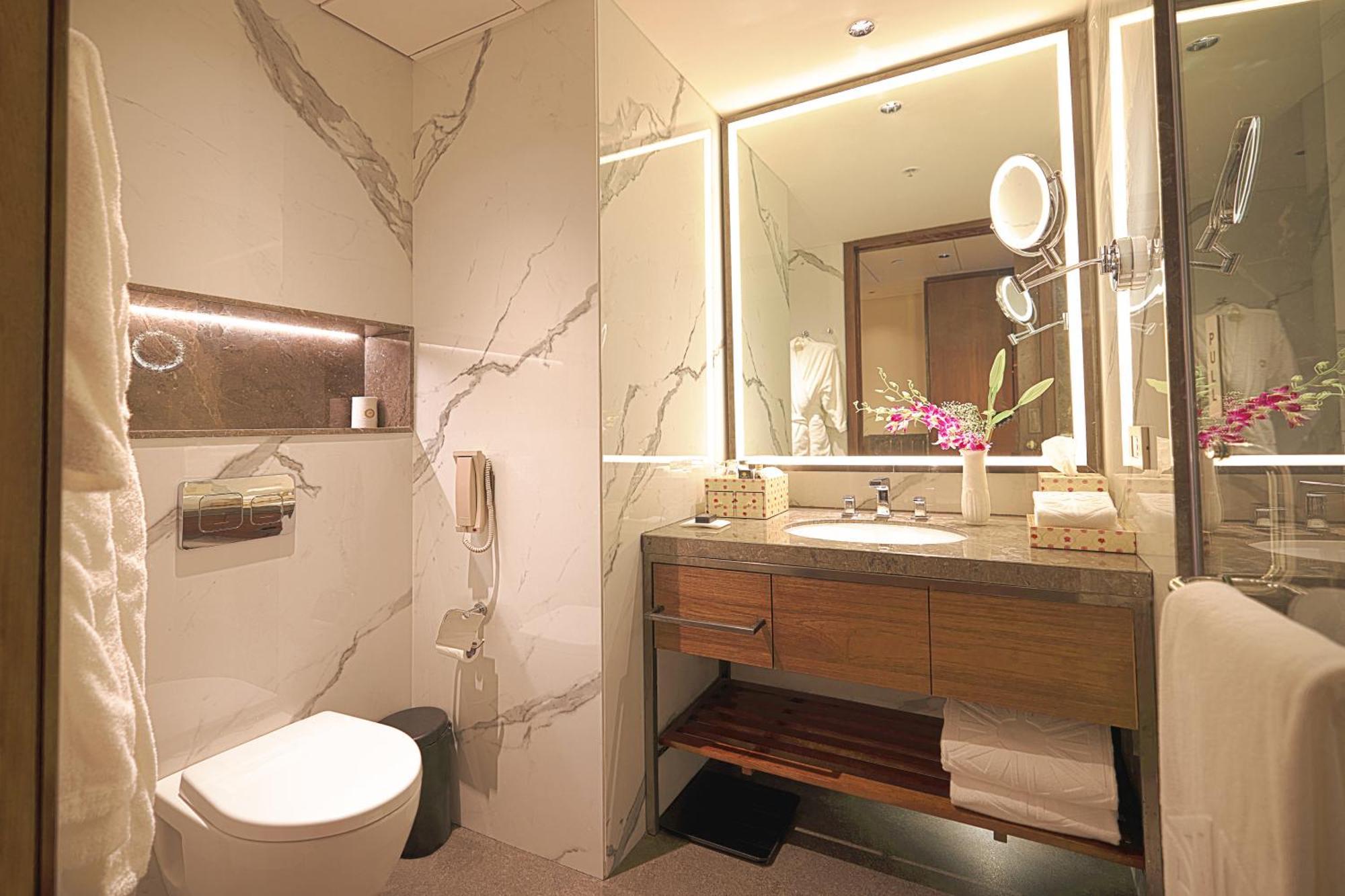 Taj Bangalore Devanahalli Kültér fotó Bathroom