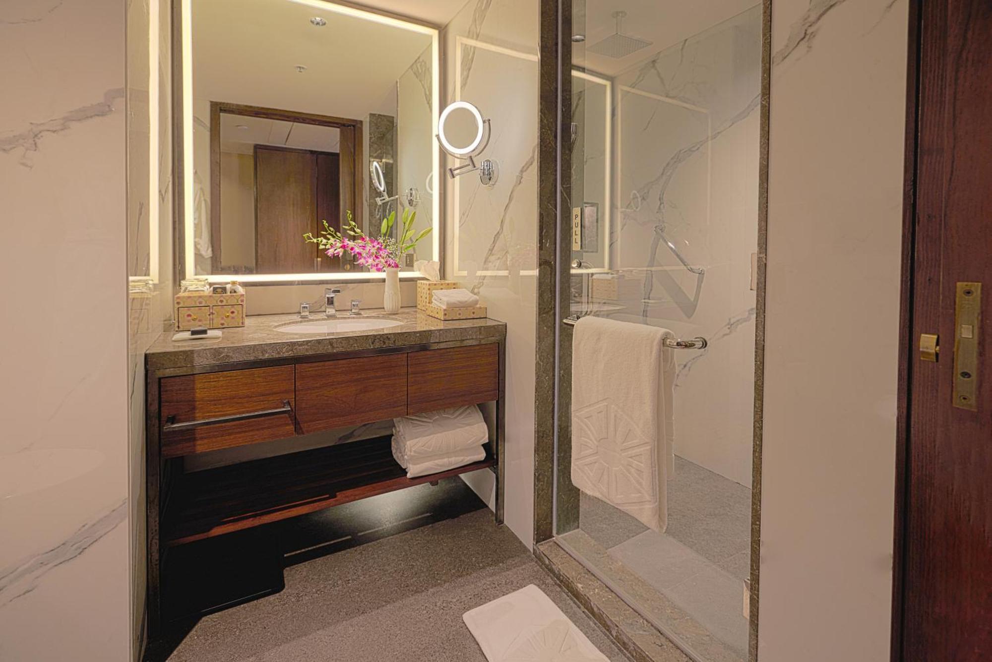 Taj Bangalore Devanahalli Kültér fotó Bathroom