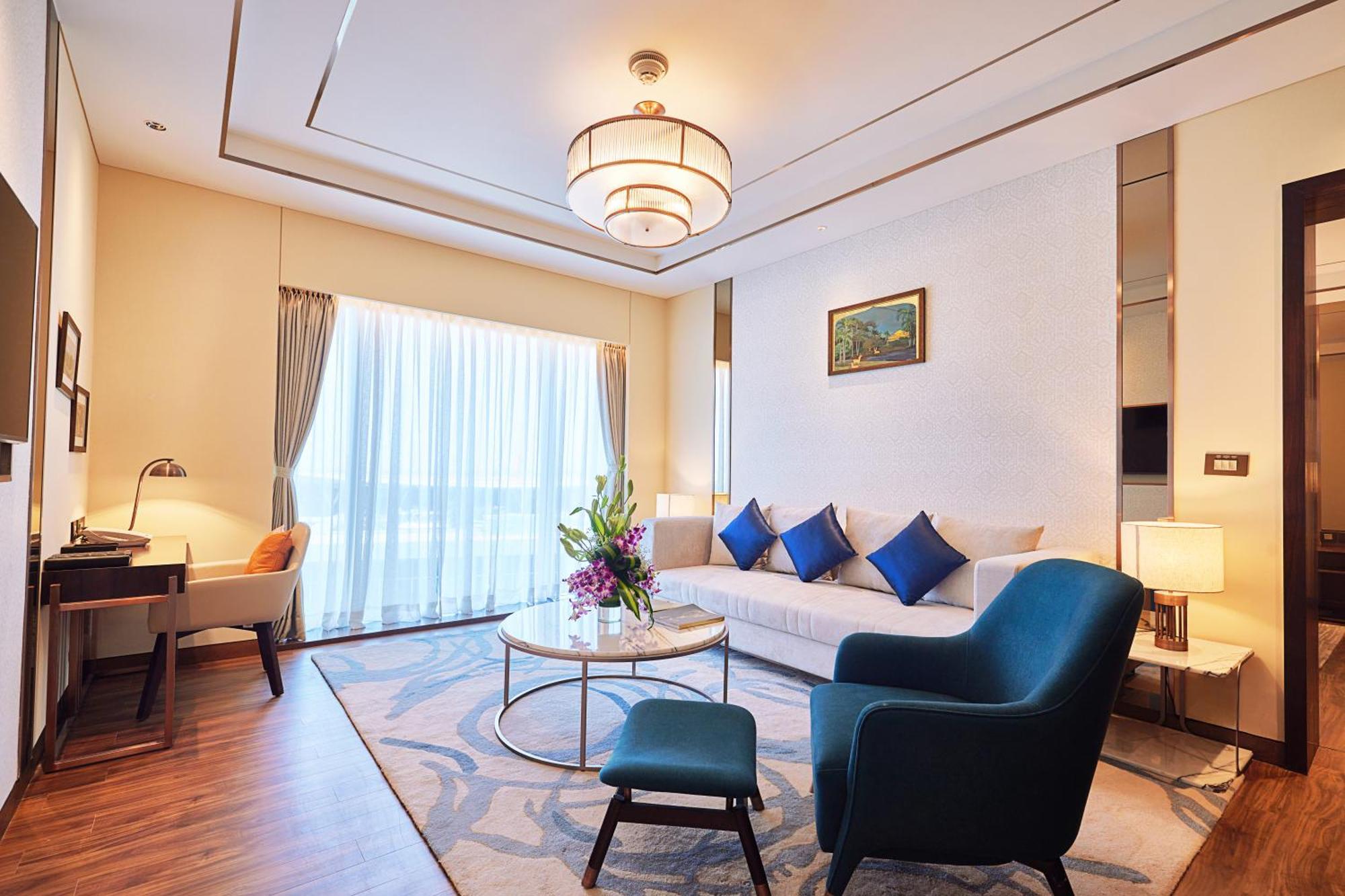 Taj Bangalore Devanahalli Kültér fotó Living room of a suite at the hotel