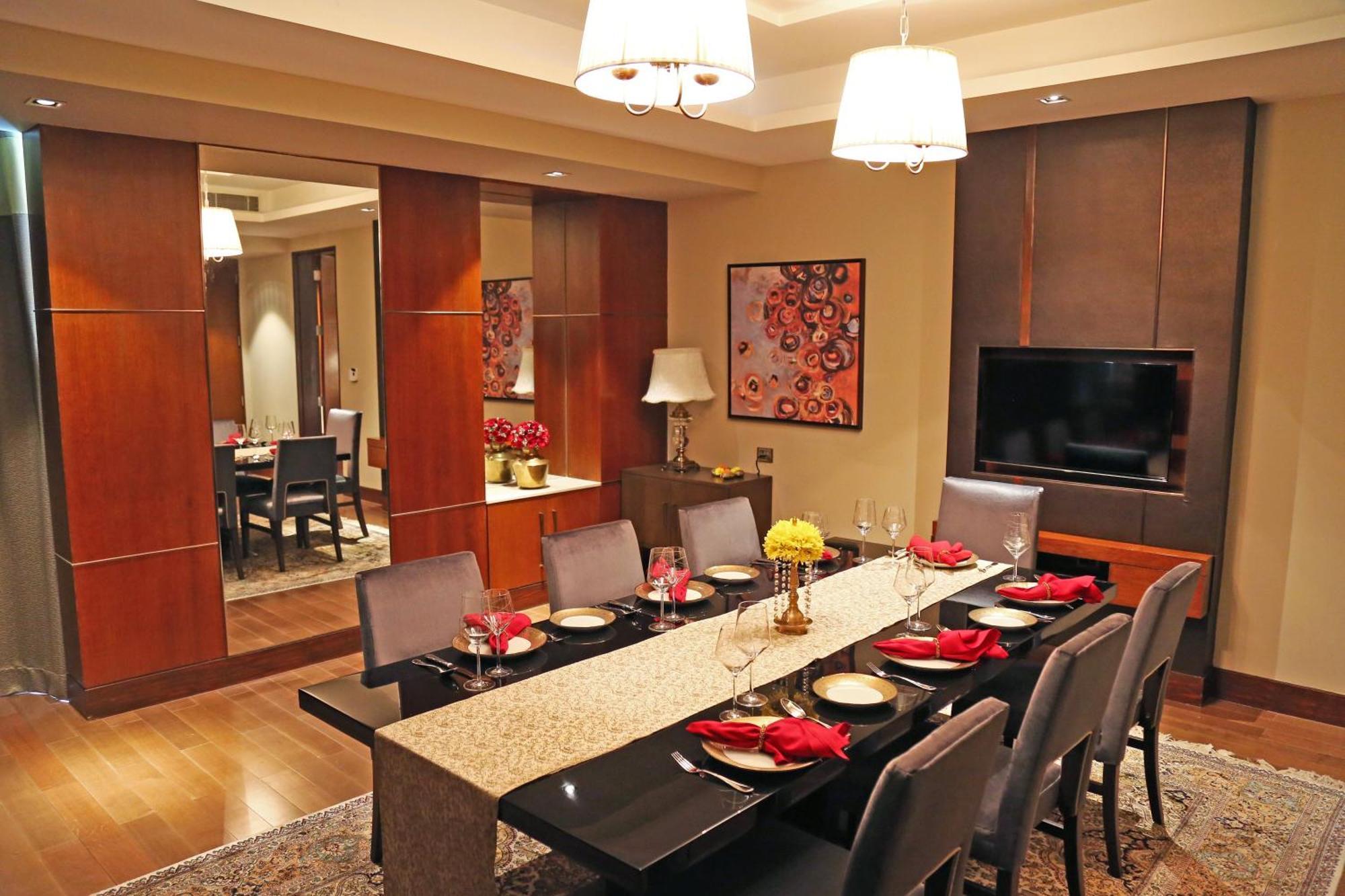 Taj Bangalore Devanahalli Szoba fotó A dining room
